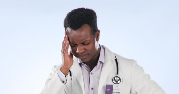 Черный Человек Доктор Головная Боль Студийном Фоне Ошибки Здравоохранении Кризиса — стоковое видео