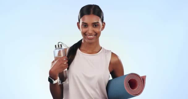 インド人女性 マットとヨガ 水と水分と青い背景での運動 ポートレートで笑顔でフィットネス ピラティス トレーニング スタジオで喉の渇きと健康のためのボトルの液体 — ストック動画