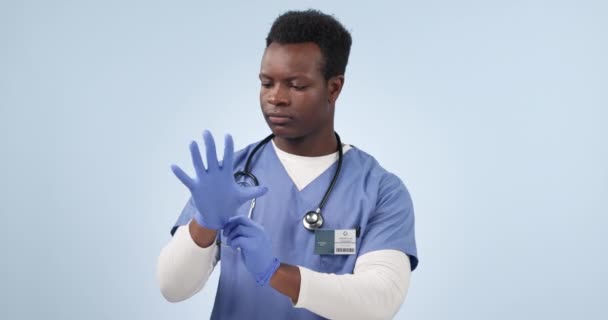 非洲男人 医生和手套在工作室的安全 手术和停止细菌的健康蓝色背景 适合健康 思考或准备工作 紧急或住院工作的医生 — 图库视频影像