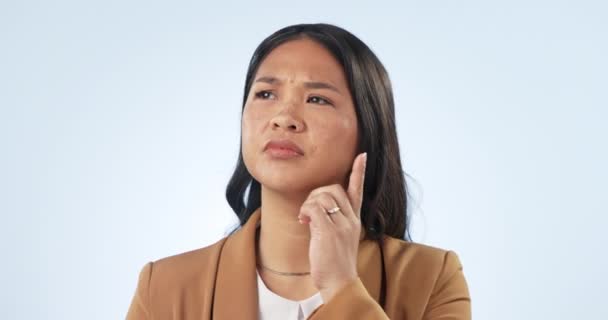 Pensando Lluvia Ideas Mujer Joven Estudio Con Duda Expresión Facial — Vídeo de stock