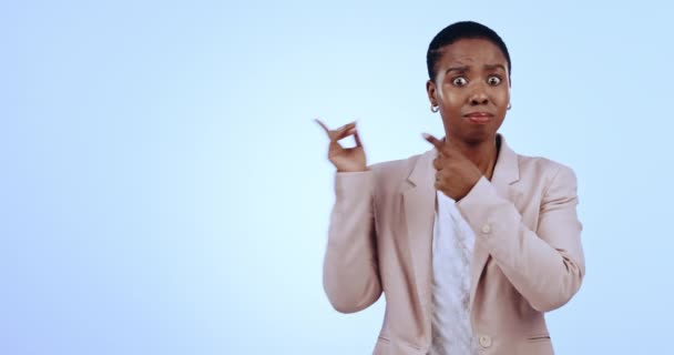 Překvapení Černá Žena Studiu Ukazuje Špatné Zprávy Oznámení Nebo Informace — Stock video
