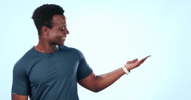 Fitness Homem Negro Feliz Ponto Colocação Produtos Palma Ginásio Estúdio — Vídeo de Stock