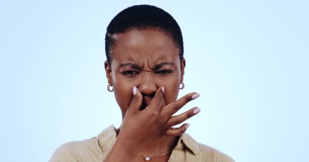 Жінка Обличчя Щіпка Носа Смердючого Або Поганого Запаху Реакції Запаху — стокове відео