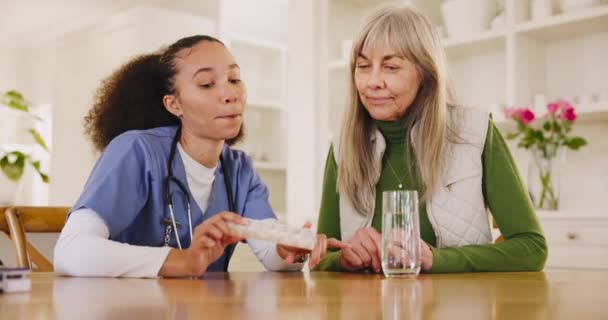 Mujer Mayor Píldoras Enfermeras Hogar Ayudando Con Asesoramiento Para Medicamentos — Vídeos de Stock