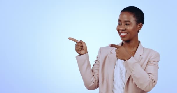 商业黑人女性 肖像画 并指出蓝色背景空间咨询报价 是的机会 带着工作室销售模型 选择和促销的快乐 面容或顾问 — 图库视频影像