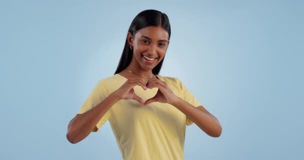 Péče Srdeční Ruce Portrét Ženy Úsměvem Emoji Laskavost Izolované Modrém — Stock video