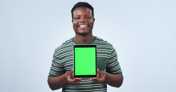 スタジオのタブレットの顔 緑のスクリーンスペースは 青い背景に申し出をサインアップするためのサインアップ デジタルマーケティング ニュースレター 立ち上げのためのハッピーアフリカのモデル 肖像画 トラッキングマーカー — ストック動画
