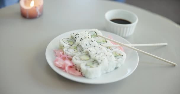 Sushi Mat Och Tallrik Närbild Ätpinnen Hemma Med Japansk Mat — Stockvideo