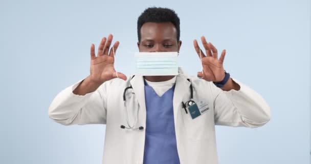 医生和黑人男子大拇指向上 支持和保健蓝色工作室背景 以手势 反馈和评论等方式表现非洲人和医学专业人员的人物形象 — 图库视频影像