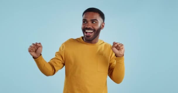 Danse Homme Excité Pour Fête Studio Pour Célébrer Succès Promotion — Video