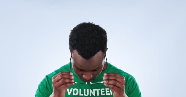 Gönüllü Gözlüklü Mutlu Siyah Adam Yardım Projesi Stüdyo Kirliliği Desteği — Stok video