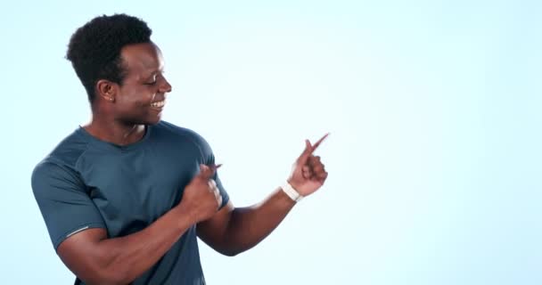 Estúdio Treino Homem Negro Feliz Apontar Para Direção Publicidade Design — Vídeo de Stock
