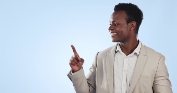 Heureux Homme Noir Pointant Étapes Dans Publicité Marketing Sur Fond — Video