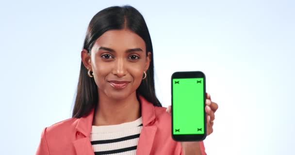 绿色屏幕 电话和女人的脸 在演播室里模仿新闻 交易或提供蓝色背景的广告 带有注册 应用或联系信息的女模特智能手机 空间和肖像 — 图库视频影像