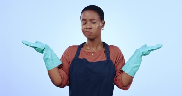 Mujer Limpiadora Manos Con Gesto Estudio Sobre Fondo Azul Maqueta — Vídeo de stock