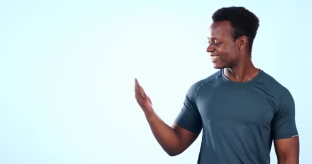 快乐的黑人男人或指向手掌产品的摆放 体操工作室的通知或体育广告 运动员肖像 模拟空间和蓝色背景的非洲赛跑选手广告销售协议 — 图库视频影像
