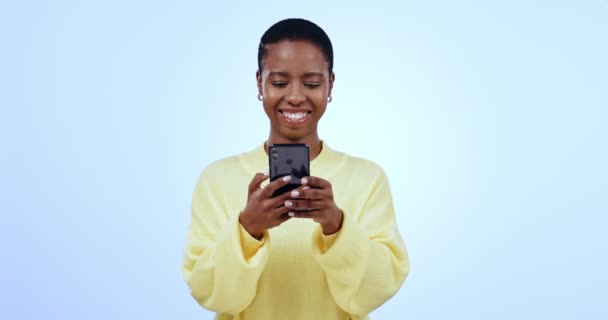 Pisanie Maszynie Szczęśliwa Czarna Kobieta Telefonem Studio Rozmowę Czat Online — Wideo stockowe
