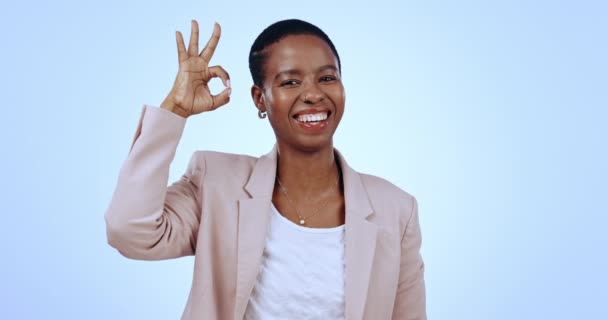 Affärskvinna Glad Och Ansikte Med Och Framgång Hand Tecken Från — Stockvideo