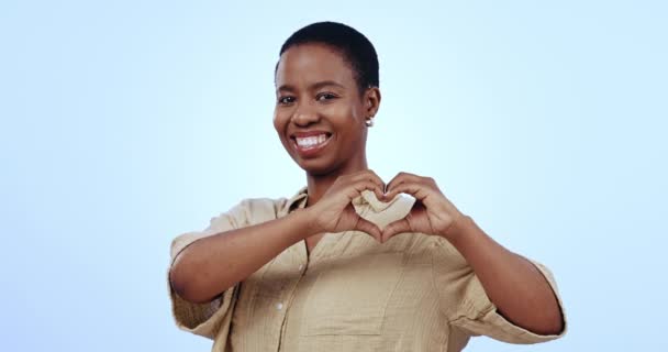 Руки Сердце Черная Женщина Поддержкой Продвижением Значком Синем Студийном Фоне — стоковое видео