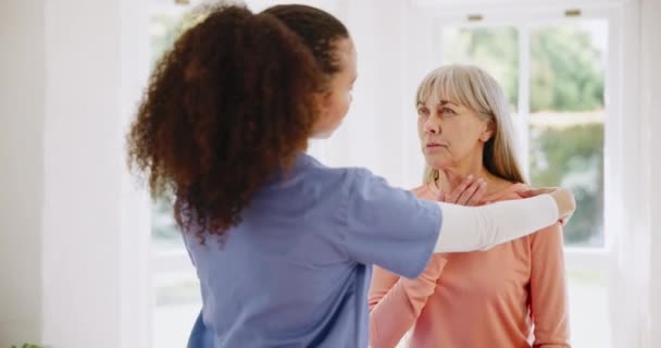 Dor Ombro Massagem Enfermeira Com Uma Mulher Idosa Para Verificação — Vídeo de Stock