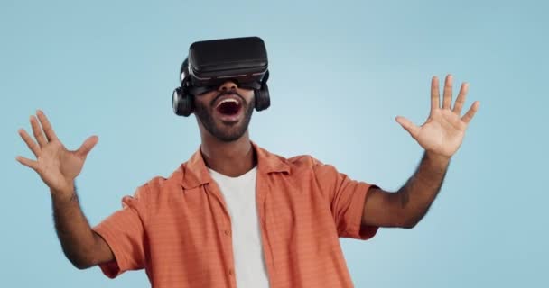 虚拟现实和眼镜在工作室与哇 手和快乐惊喜在不同的蓝色背景 具有震惊 网络或数字世界的人 Ar视觉和未来3D用户体验 — 图库视频影像