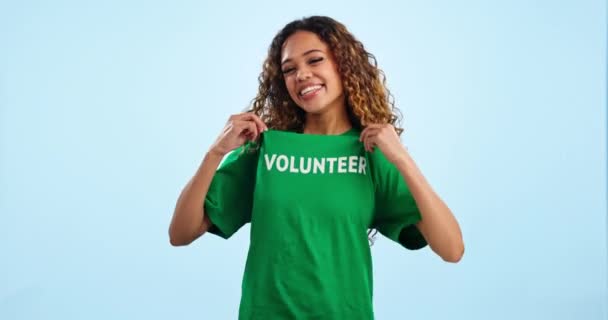 志愿者的T恤和肖像 慈善机构 呼吁帮助或报名承担蓝色背景的社会责任 社区服务 对非营利组织的捐赠 以及在工作室的欢迎 — 图库视频影像
