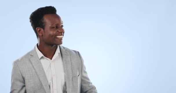 Mutlu Siyah Adam Reklam Pazarlama Için Bir Stüdyo Geçmişine Işaret — Stok video