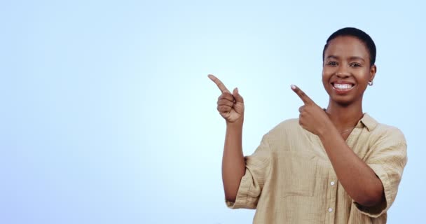 Студійне Обличчя Щаслива Чорна Жінка Вказує Макет Простору Просування Знижок — стокове відео