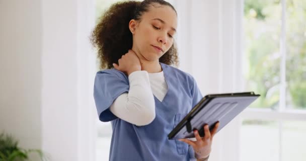 Νοσοκόμα Tablet Και Γυναίκα Πόνο Στον Αυχένα Εξάντληση Και Υπερκόπωση — Αρχείο Βίντεο