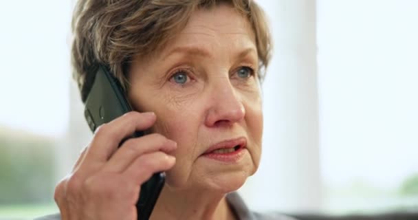 Телефонний Дзвінок Язок Старша Жінка Вітальні Будинку Обговорення Посмішка Технології — стокове відео