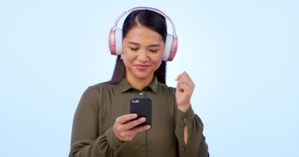 Musikk Telefon Ansikt Kvinne Med Spørsmål Hodetelefoner Eller Stille Gest – stockvideo