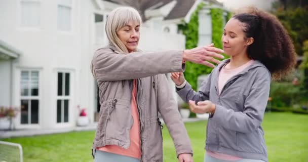 Seniora Kobiety Lub Rozciąganie Dla Fizjoterapii Wellness Lub Fitness Fizjoterapeuty — Wideo stockowe