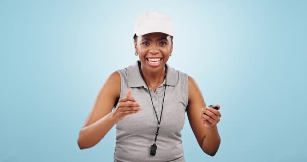 Захоплена Чорна Жінка Або Тренер Таймером Фітнесу Тренування Або Розмови — стокове відео
