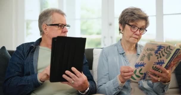 Kitap Okumak Kitaplar Yaşlı Çift Birlikte Kanepede Evde Oturma Odasında — Stok video