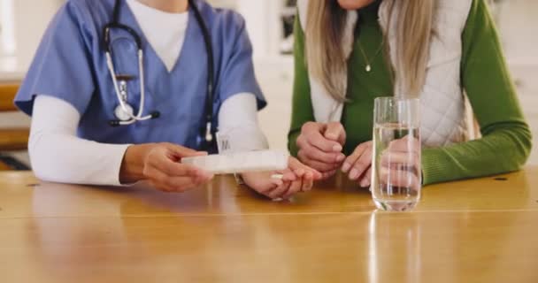 Patient Piller Och Händer Sjuksköterska Med Vatten Hemmet Hjälpa Kvinna — Stockvideo