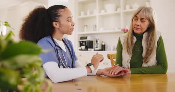 Senior Enfermera Mano Para Empatía Apoyo Atención Médica Mesa Hogar — Vídeos de Stock