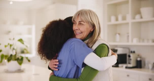 シニア女性 笑顔や介護者 ヘルスケアサポートのために抱擁 共感や看護ホームでの希望 ハッピー フレンドリーな看護師 成熟した女性患者またはクリニックでがんを患っている病気の人に話す — ストック動画