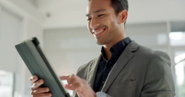 Επιχειρηματίας Tablet Και Ευτυχής Για Αποτελέσματα Του Χρηματιστηρίου Επενδυτικού Σχεδιασμού — Αρχείο Βίντεο