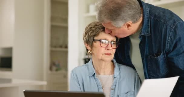 Senior Man Vrouw Belastingen Met Laptop Kus Bril Voor Het — Stockvideo