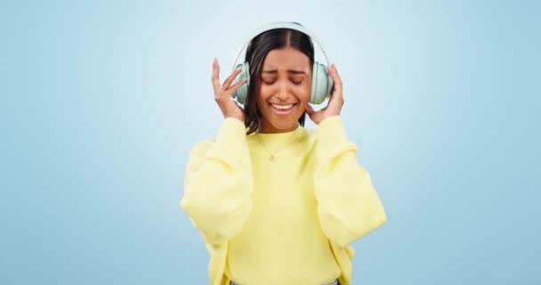 在演播室订阅演唱 耳机或印度妇女流播音乐 播客或电台音频 闭上眼睛 跳舞或快乐的人听着在蓝色背景下孤立无援的歌声 以保持健康 — 图库视频影像