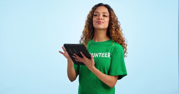 Жінка Волонтер Планшет Реєструйтеся Благодійність Допоможіть Онлайн Зареєструватися Соціальну Відповідальність — стокове відео