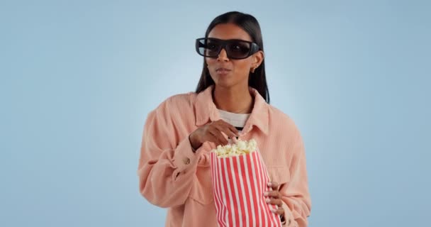 Divertido Gafas Mujer Con Palomitas Maíz Película Entretenimiento Fondo Estudio — Vídeos de Stock