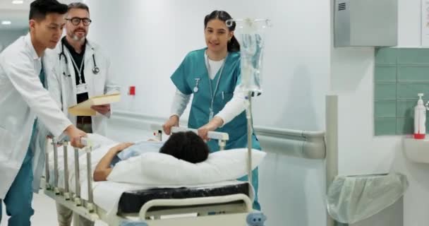 Artsen Mensen Praten Duwen Patiënt Ziekenhuisbed Advies Feedback Medische Behandeling — Stockvideo