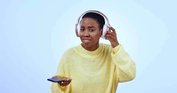 Вопрос Наушники Черная Женщина Слушают Музыку Танцуют Слышат Смущенный Портрет — стоковое видео