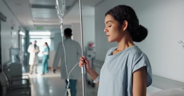 Triste Cuidados Saúde Uma Mulher Com Uma Gota Soro Hospital — Vídeo de Stock