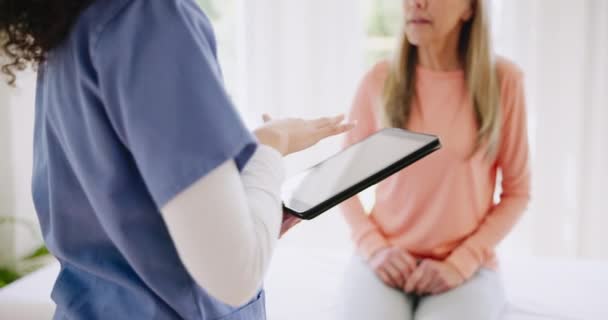 Resultados Tablet Mãos Enfermeira Consultando Uma Mulher Para Aconselhamento Check — Vídeo de Stock