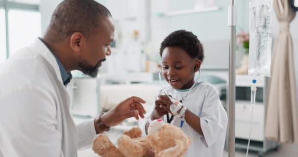 Läkare Afrikanskt Barn Och Stetoskop För Nalle Leende Eller Lek — Stockvideo