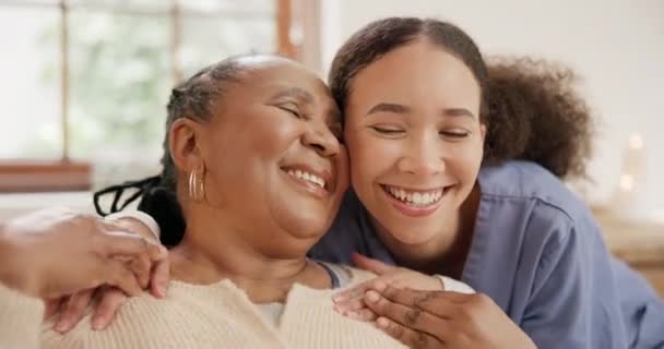 Happy Mulheres Enfermeiras Abraçam Paciente Casa Para Cuidados Suporte Saúde — Vídeo de Stock