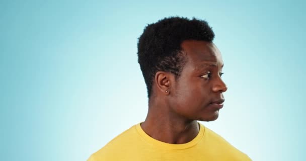 Siyahi Adam Dedikodu Için Yüz Sır Fısıltı Gizlilik Için Mavi — Stok video