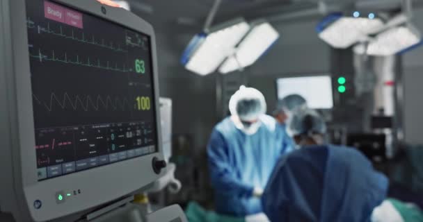 用于外科 手术室或医院心脏科的心电图 屏幕和机器 急诊病房的心率监测器 数字心电图和外科医生 人员或团队的心电图 — 图库视频影像
